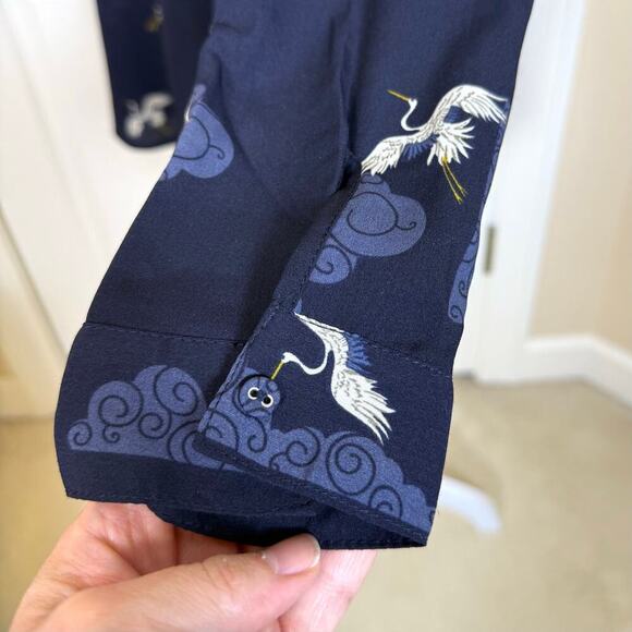 T Tahari Long Sleeve Crane Print Blouse Small/Petite Navy EUC - Picture 5 of 8